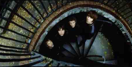 Beady Eye auf einer Stiege